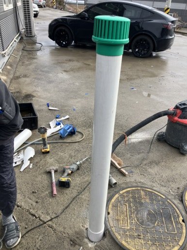 후진 차량으로 파손된 정화조 에어벤트 PVC 배관 수리 - 광주광역시 배관 시공 사진 3